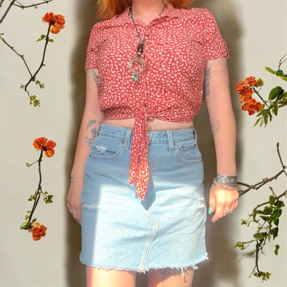 Levi's Blue Jean Mini Skirt Casual Raw Hem A-Line Size 30 Light / Medium Wash - Picture 2 of 12